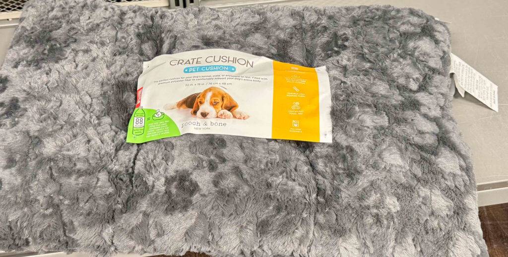Detailansicht des grauen, flauschigen Materials eines Hundekissens im Test.