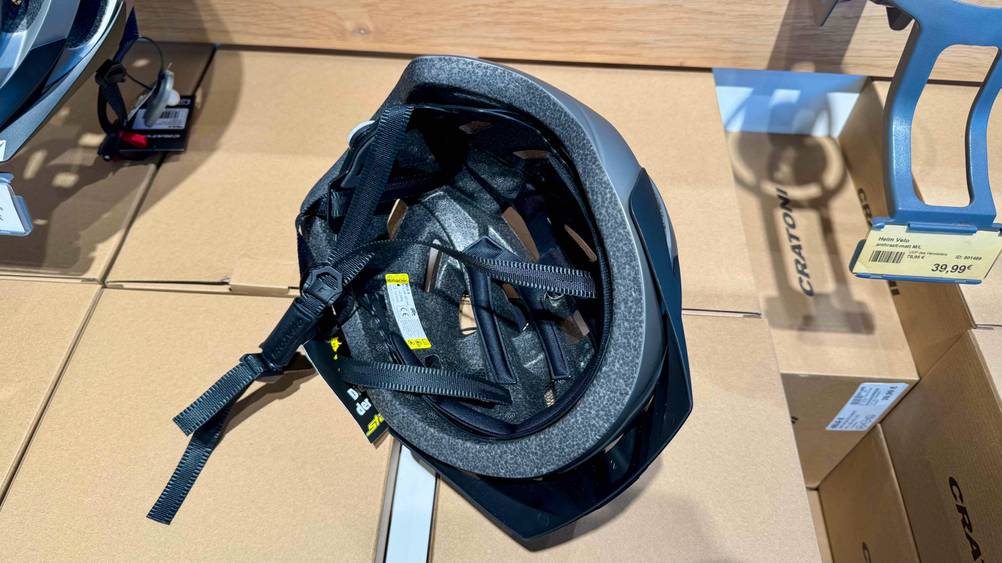 Innenansicht des Cratoni-Fahrradhelm im Test auf einem Karton.
