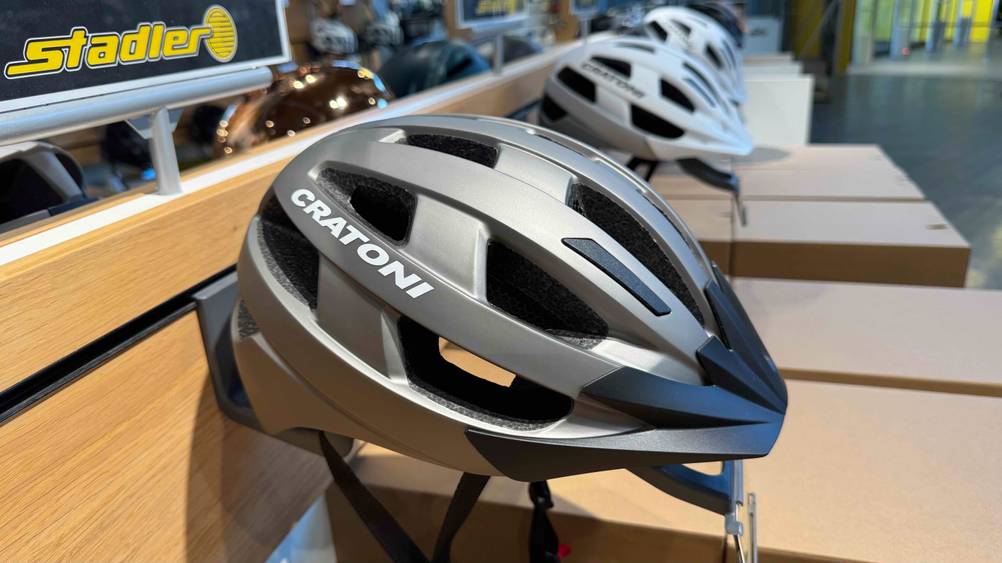 Seitenansicht des getesteten Cratoni-Fahrradhelms in einem Ständer.