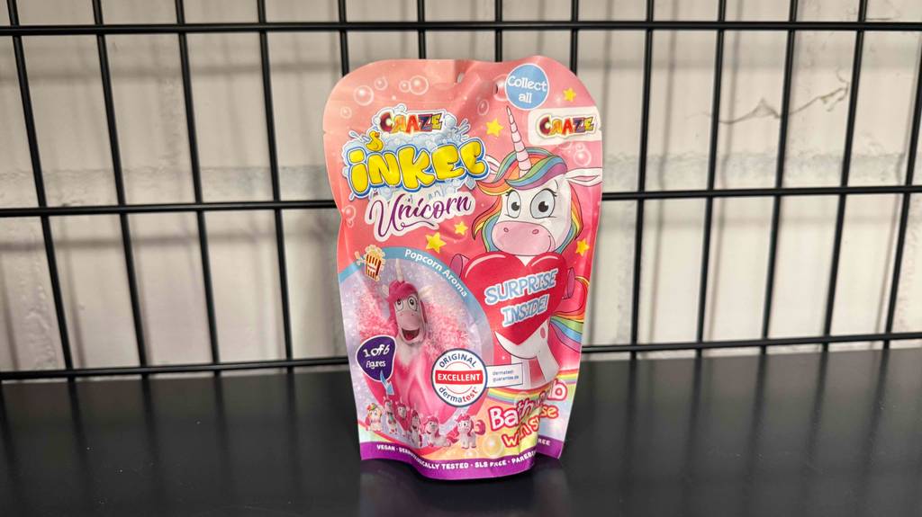 Badezusatz für Kinder getestet: Eine bunte Packung steht in einem schwarzen Gitterregal.