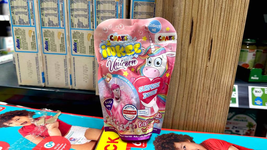 Eine Packung Badezusatz für Kinder steht zum testen auf Windelkartons.