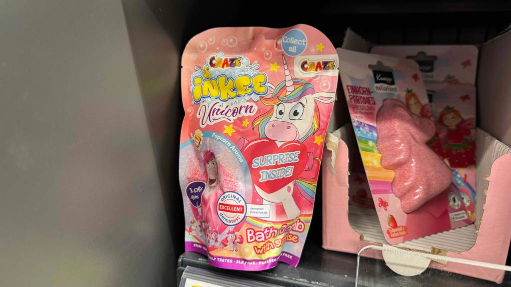 Badezusatz für Kinder im Test: Mehrere Packungen unterschiedlicher Sorten stehen und liegen in einem Regal.