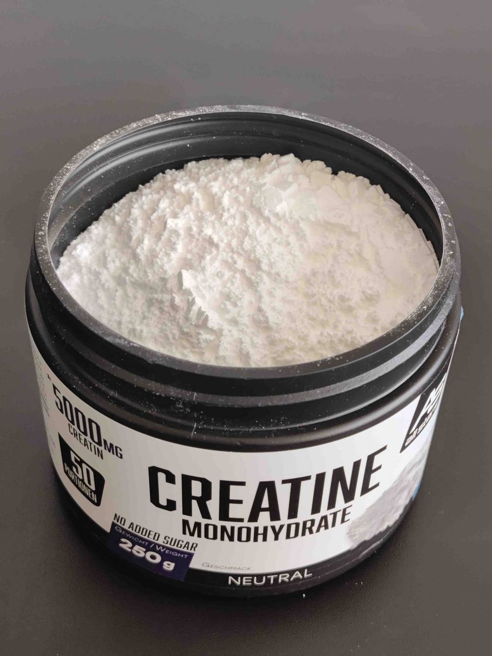Creatin-Pulver getestet: Eine Dose ohne Deckel zeigt das Pulver.