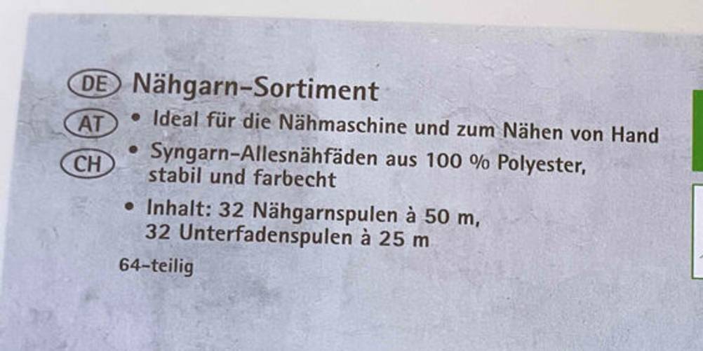 Nahaufnahme der Verpackung eines getesteten Nähgarns.