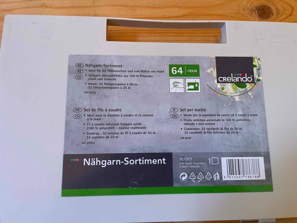 Im Test: Rückseite eines Nähgarn-Sortiments im Sortierkasten.