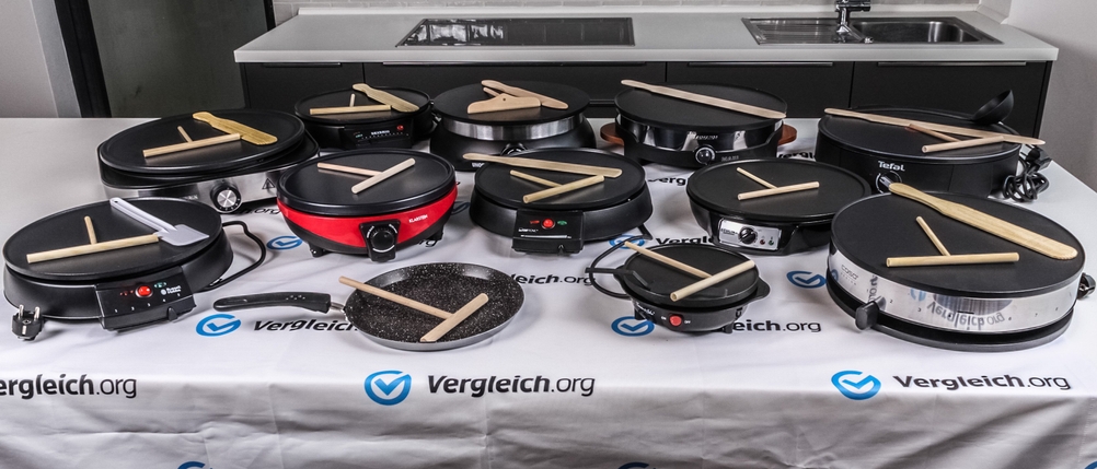 Crêpes-Maker-Test_ verschiedene Geräte stehen auf einem Tisch