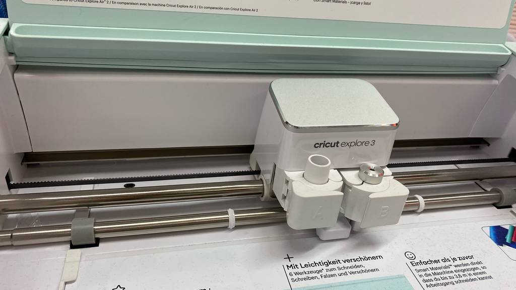 Cricut-Plotter Explore 3 getestet: Design des Geräts ist in hellen Farben gehalten.