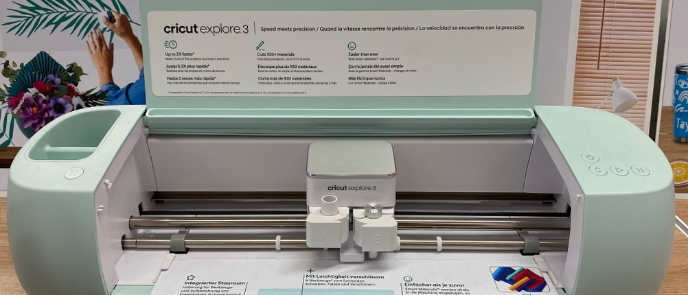 Cricut-Plotter Explore 3 im Test: Gerät steht auf einem Untergrund aus Holz.