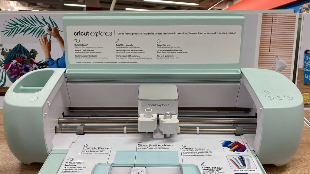 Cricut-Plotter Explore 3 im Test: Gerät steht auf einem Untergrund aus Holz.