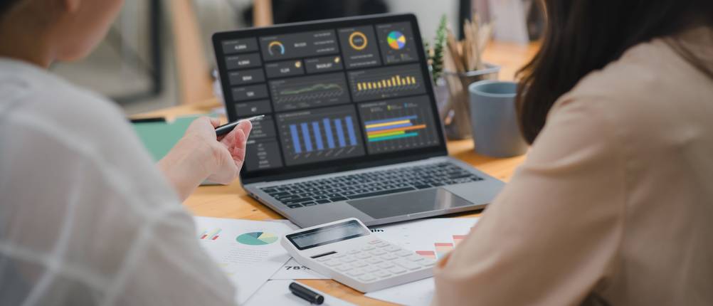 CRM-Software im Test: Ein Sales-Team schaut sich eine Datenanalyse an.