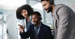 CRM-Software im Test: Drei Mitarbeiter sind vor einem Monitor.