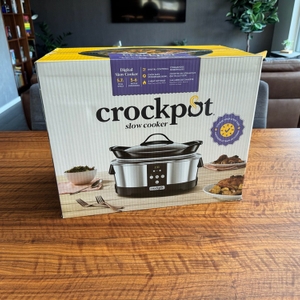 Der Karton des Crock-Pot SCCPBPP605 steht auf einem Tisch