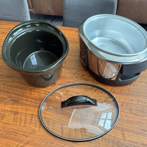 Der Crock-Pot SCCPBPP605 steht neben seinem Behälter und Deckel