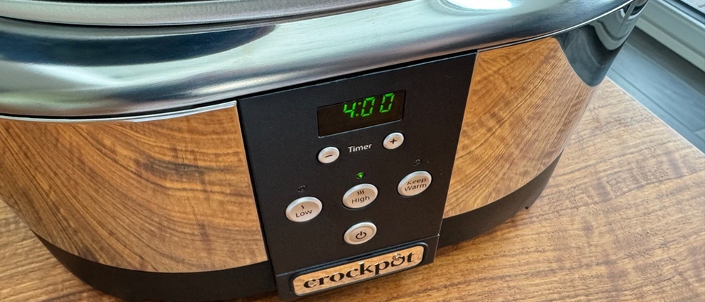 Das Display des Crock-Pot SCCPBPP605 zeigt 4:00 an