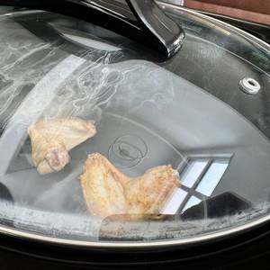 Zwei Stücke Fleisch liegen während dem Kochen im Crock-Pot SCCPBPP605