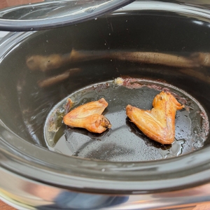 Zwei fertige Stücke Fleisch liegen im Crock-Pot SCCPBPP605