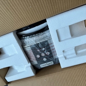 Der geöffnete Karton des Crock-Pot SCCPBPP605 von oben