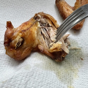 Mit einer Gabel wurde in ein Stück Fleisch gestochen