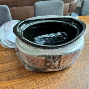 Der Crock-Pot SCCPBPP605 steht nach dem Entnehmen aus dem Karton auf einem Tisch