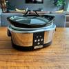 Der Crock-Pot SCCPBPP605 steht auf einem Tisch