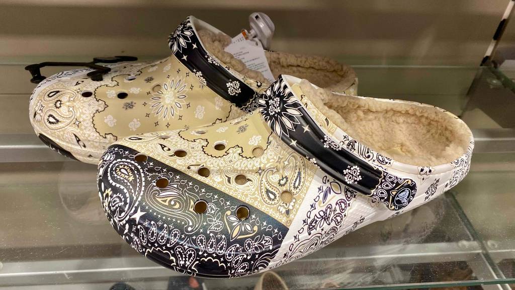 Detailansicht des Designs und der Vorderseite eines getesteten Paars Crocs.