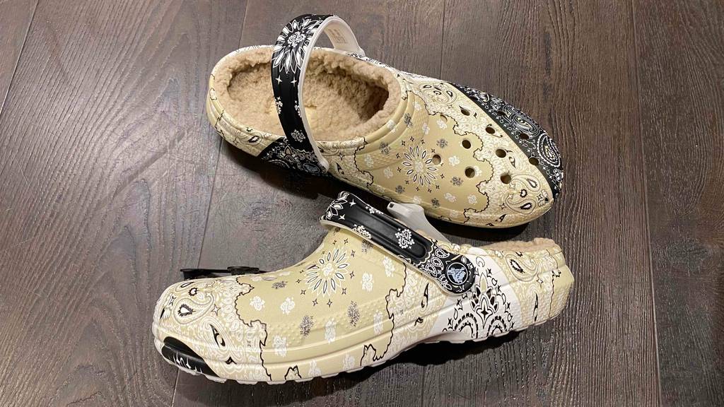 Crocs im Test: Ein Schuh liegt seitlich vor einem stehenden.