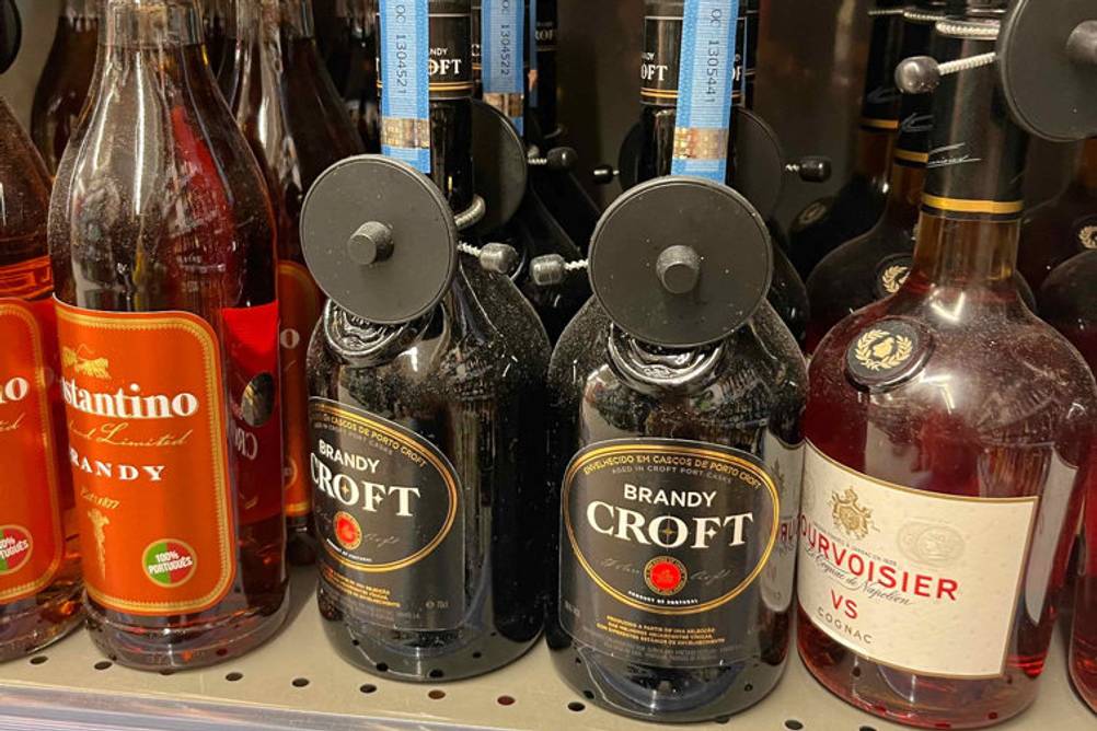 Brandy-Test: Verschiedene Flaschen Brandy in einem Regal.