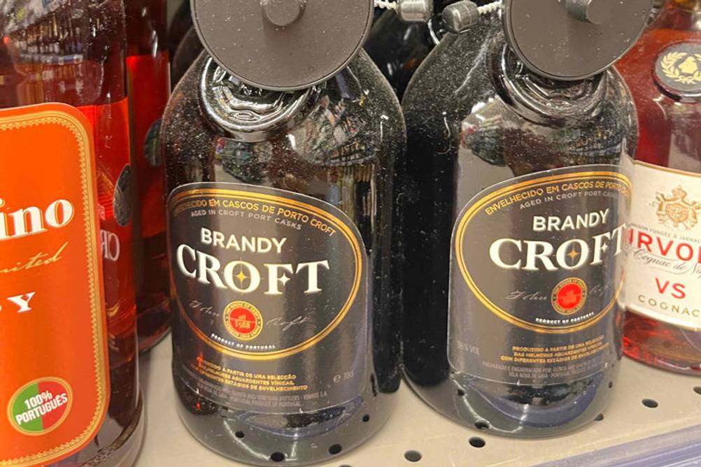 Brandy getestet: 2 Flaschen Brandy nebeneinander.