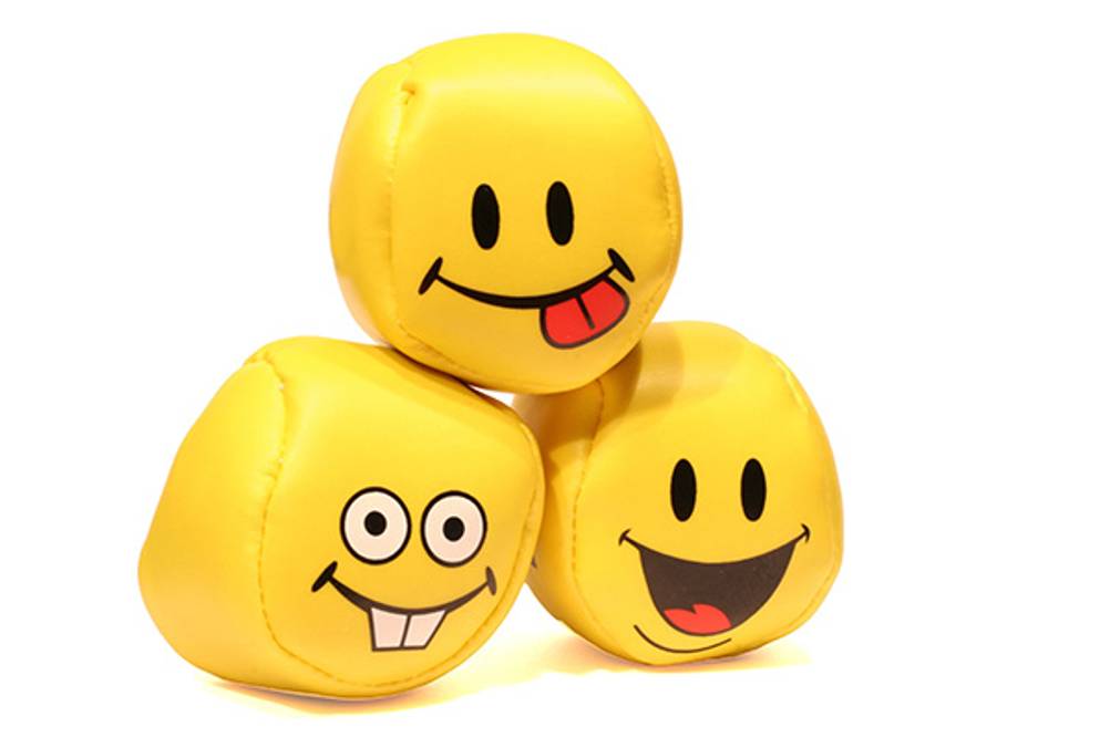 Crossboule im Test: Drei gelbe Crossboule-Bälle mit Smileys darauf.