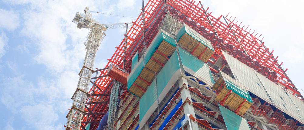 Crowdfunding-Immobilien im Test: Ein Gebäude wird gebaut, ein Kran ist zu sehen.
