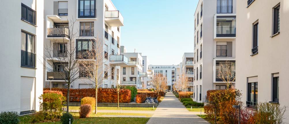 Crowdfunding-Immobilien im Test: Eine Wohnanlage mit mehreren Mehrfamilienhäusern.