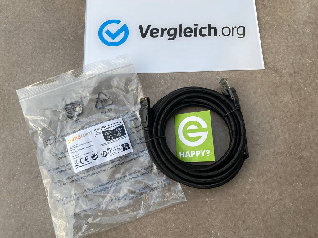 Netzwerkkabel CSL CAT 8.1 liegt neben Vergleich.org-Schild auf grauem Untergrund.