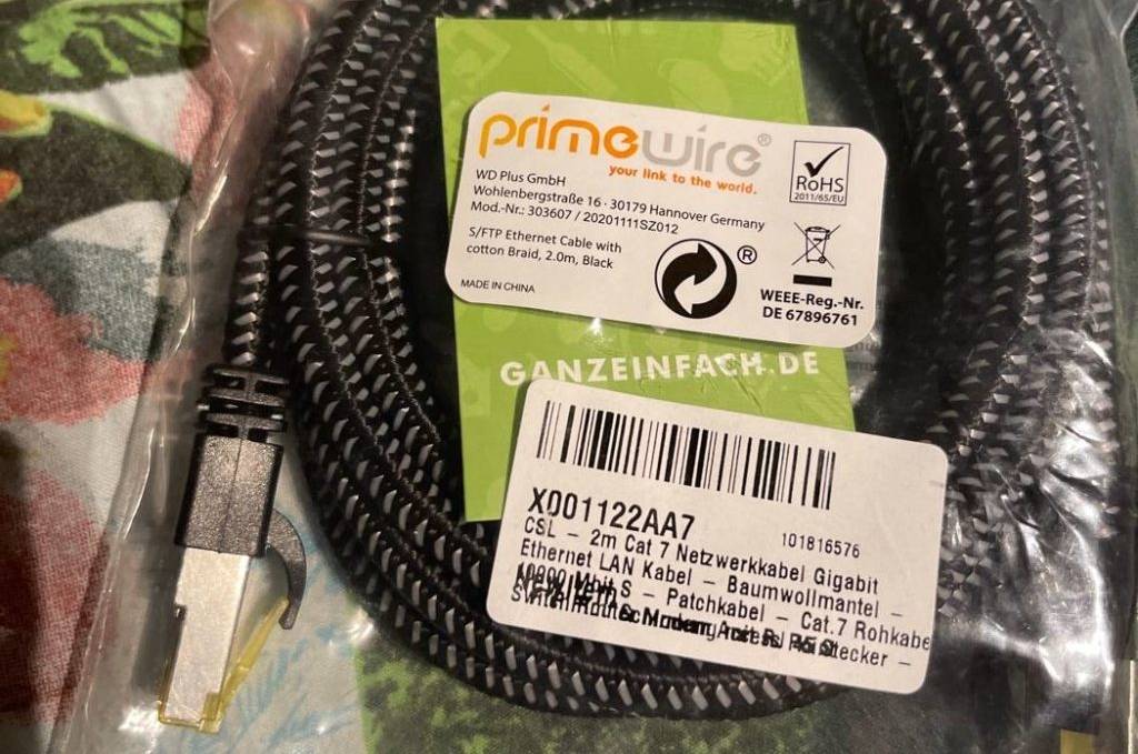 Ein 2 Meter langes CSL Computer Netzwerkkabel im Test befindet sich in seiner Originalverpackung.