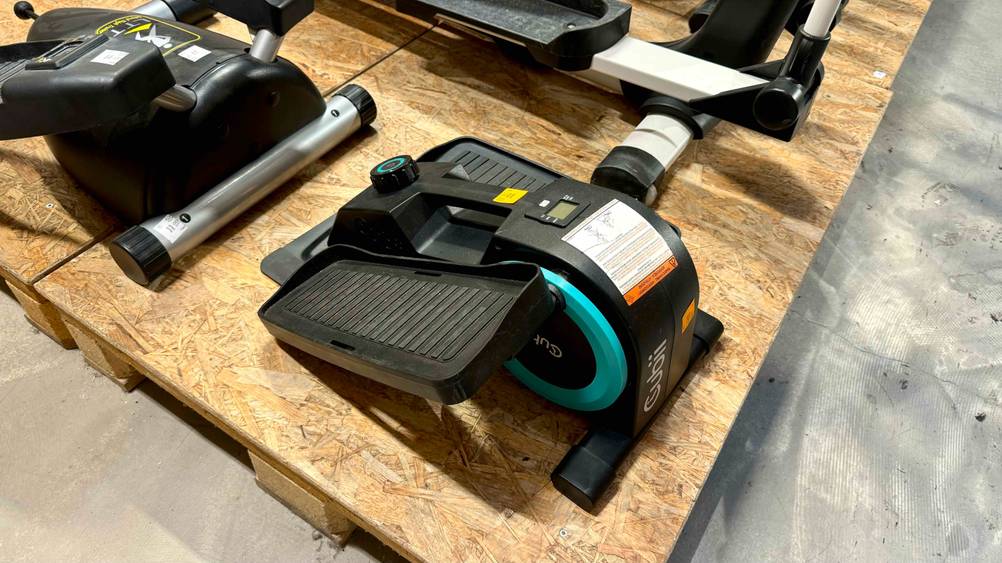 Ellipsentrainer im Test: Gerät steht auf einem Untergrund aus Holz.