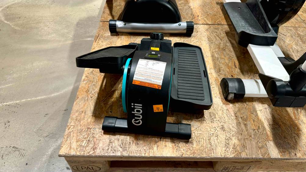 Ellipsentrainer von Cubii im Test: Auf dem Gerät steht der Markenname.