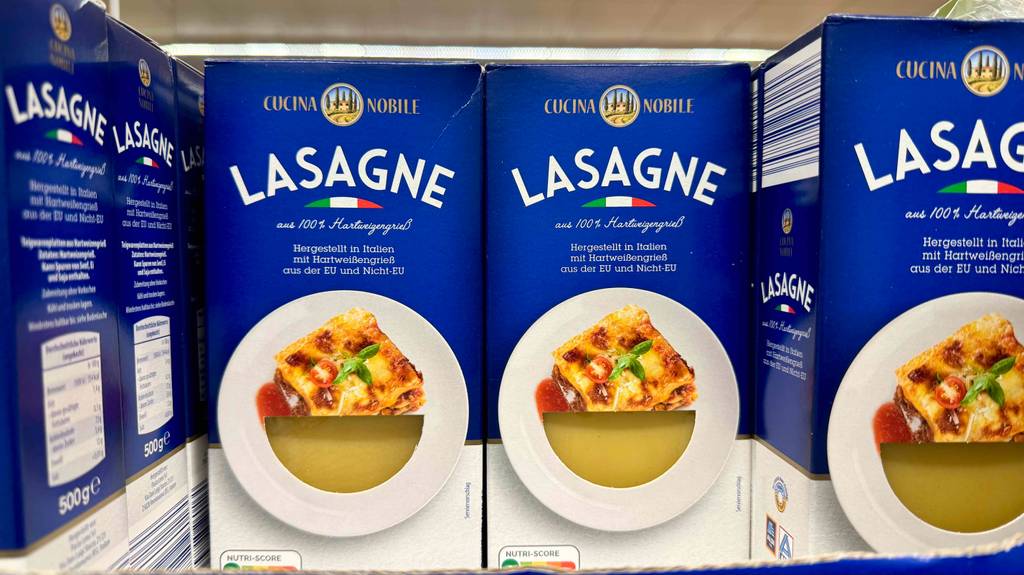 Mehrere 500-g-Packungen der Marke Cucina Nobile inklusive Lasagneplatten im Test stehen nebeneinander.