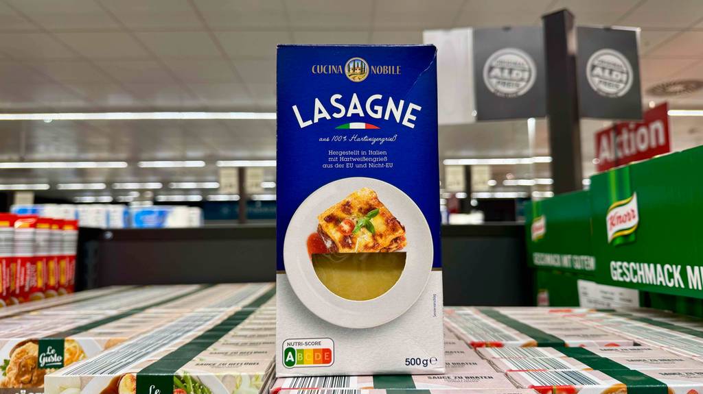 Lasagneplatten-Test: Eine 500-g-Packung der Marke Cucina Mobile steht in einem Verkaufsbereich auf Tomatensoßen in der Verpackung.
