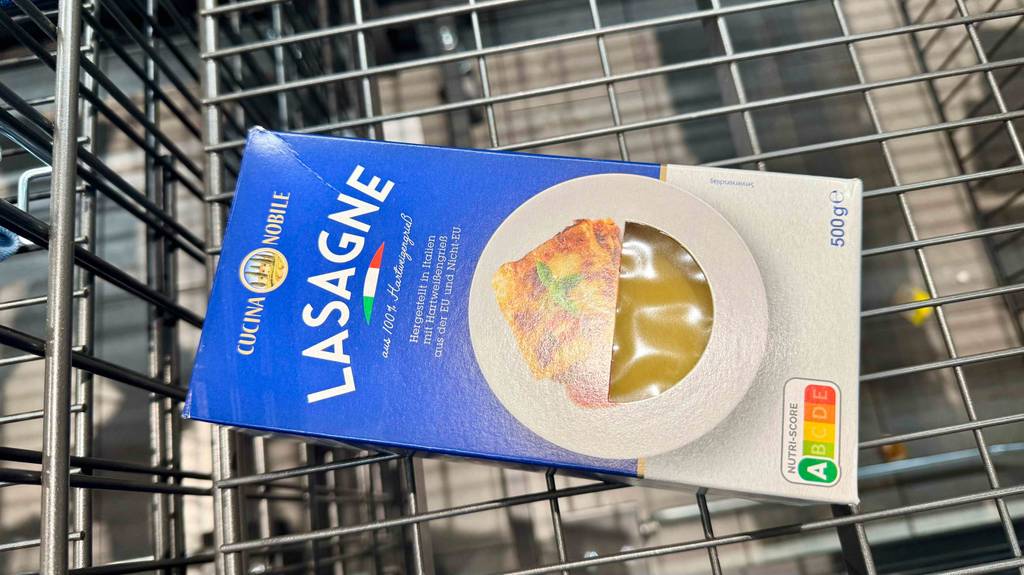 Eine 500-g-Packung getesteter Lasagneplatten liegt in einem Einkaufskorb.