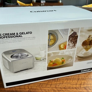 Der Karton der Cuisinart ICE100E steht auf einem Tisch.