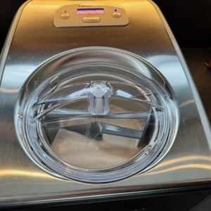 Mit dem Rührstab wird Eis im Behälter der Cuisinart ICE100E verrührt