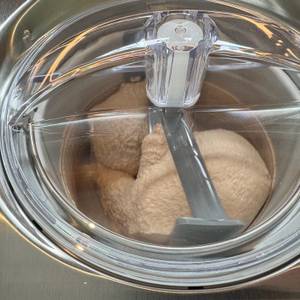 Eis wird im Behälter der Cuisinart ICE100E mit dem Rührstab verrührt