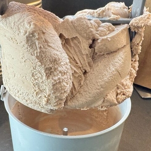 Am Rührstab der Cuisinart ICE100E hängt fertiges Eis.