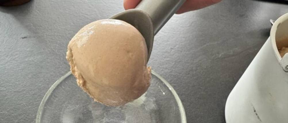 Fertiges Eis aus der Cuisinart ICE100E liegt auf einem Eislöffel.