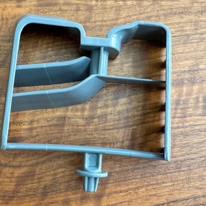 Der Rührstab der Cuisinart ICE100E liegt auf einem Tisch.