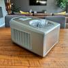 Die Cuisinart ICE100E steht auf einem Tisch