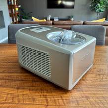 Die Cuisinart ICE100E steht auf einem Tisch