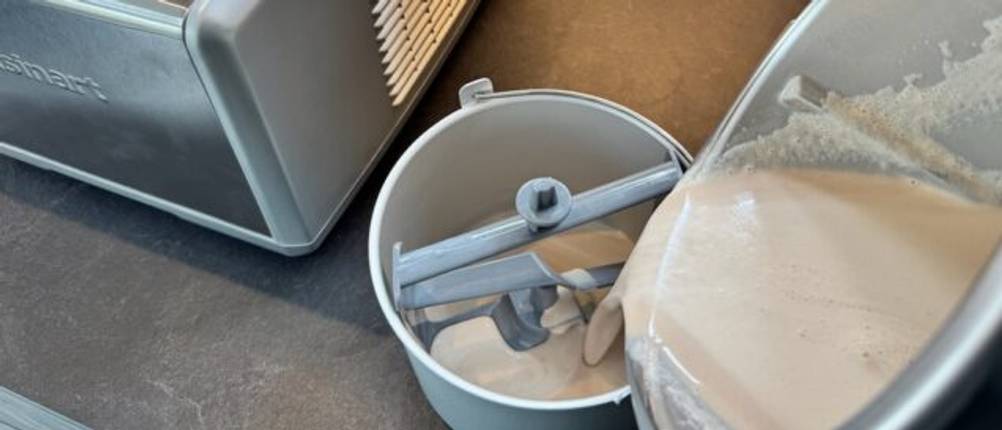 Aus einem Topf wird eine Eismischung in den Behälter der Cuisinart ICE100E gefüllt.