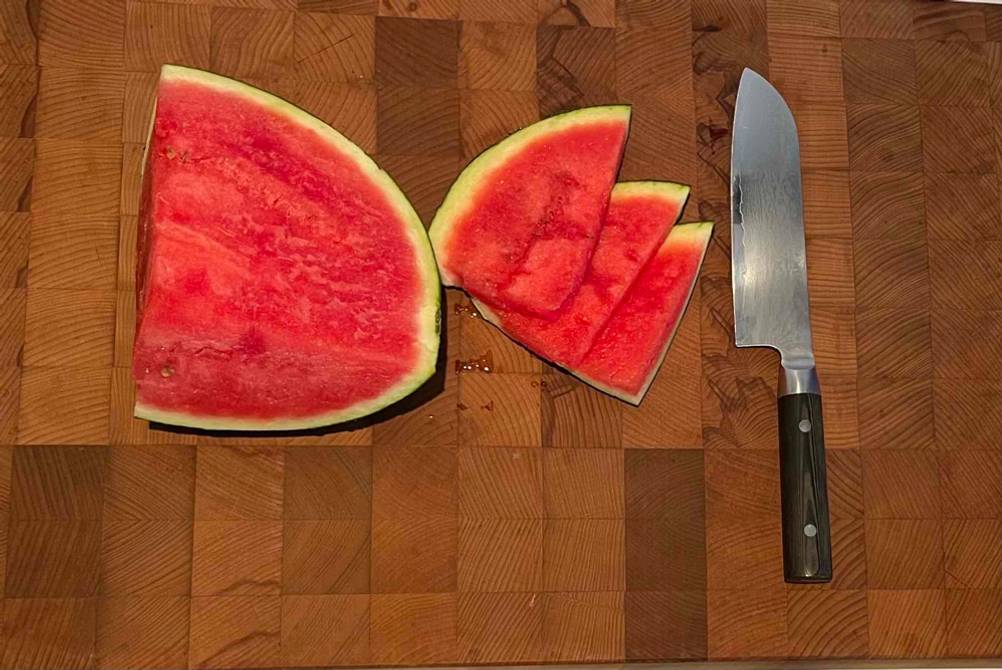Im Test: Auf einem Hackblock liegen ein Messer und eine aufgeschnittene Melone.