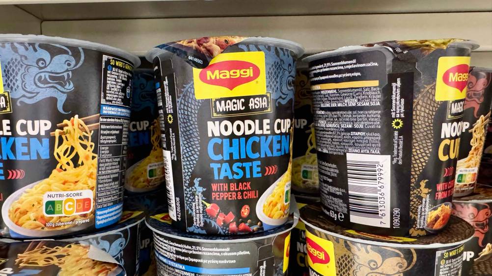 Mehrere Cup-Noodles im Test in einem Verkaufsregal.