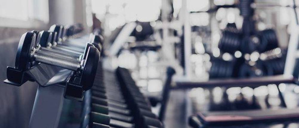 Curlbank Test: Schwarz-Weiss-Aufnahme eines Fitnesscenters. 